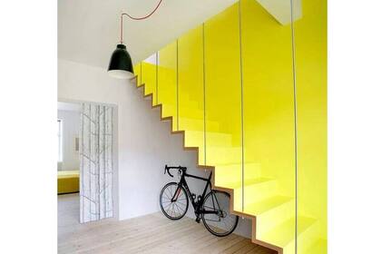 Simplicidad y color puro para una escalera que no pasa desapercibida