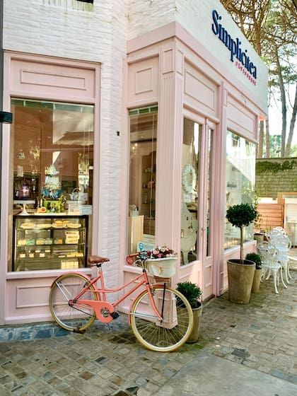 Simplicitea, para tomar el té y degustar macarons, cheesecake, cremoso de chocolate con forma de piña, lingotes de pistacho con mousse de frambuesas y tortas con baño en estilo aterciopelado