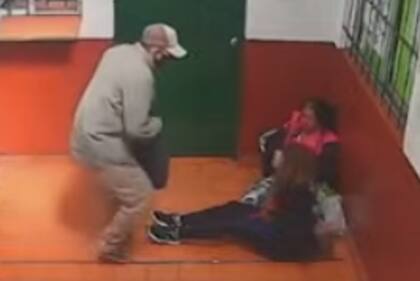 Simularon ser padres y robaron un colegio