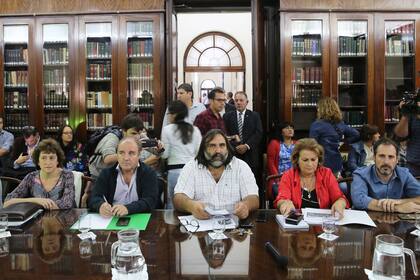 Sin acuerdo. Representantes de los gremios docentes, con Roberto Baradel en el centro, en el Ministerio de Economía bonaerense