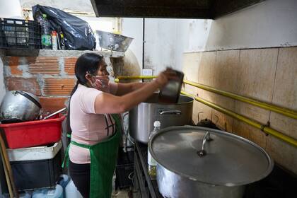 En el comedor de la Fundación el Pobre de Asís, las raciones aumentaron notablemente desde que comenzó la cuarentena. De 350 que entregaban antes, ahora entregan cerca de 500