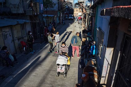 En el comedor de la Fundación el Pobre de Asís, la fila para obtener la vianda para la cena comienza más de una hora antes