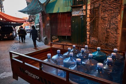 Durante más de una semana, el barrio tuvo serios problemas con el suministro de agua. Si bien el problema comenzó a superarse, decenas de familias no lo tendrán resuelto en breve. El consumo de agua envasada fue una de las formas de atravesar la crisis