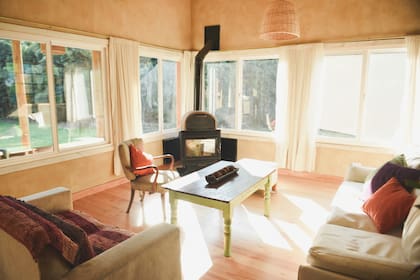 Sin calefacción, la temperatura invernal promedio dentro de la casa es de 17ºC. Cuando hace falta, se acondiciona con una salamandra ubicada en el Living.