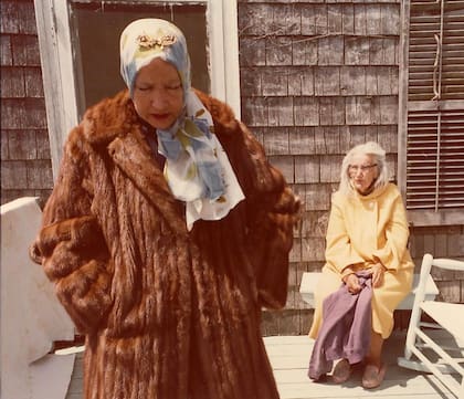 Sin calefacción y con la casa a punto de derrumbarse, "Little Edie" y "Big Edie" vivían abrigándose con tapados de piel, entre pilas de basura y obras de arte de sus épocas de gloria