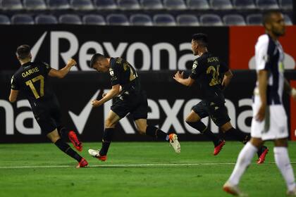Racing nunca dejó de creer y ganó en el final en Lima; está encaminado en su grupo de la Copa Libertadores.
