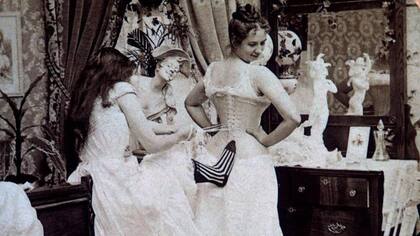 Sin corsé para mantener el cuerpo en forma, muchas mujeres empezaron a notar un poco de grasa aquí, otro poco allá.