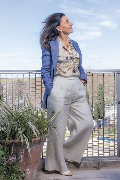 “Sin dejar de cantar al cien por ciento, empecé a pensar proyectos para devolver todo lo que
instituciones y muchas personas, como la mecenas Leonor Luro Anchorena, hicieron por mí”, cuenta la cantante lírica, quien desde hace tiempo da masterclasses a jóvenes cantantes.
Además, organiza un concurso internacional que convoca también a jóvenes de diferentes registros vocales de la Argentina y de Latinoamérica