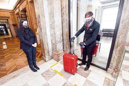 Los grandes hoteles tuvieron que poner en marcha estrictos protocolos sanitarios para empezar a recuperar clientes en el hemisferio norte