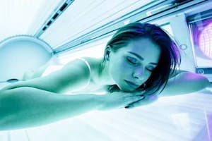 Las camas solares aceleran el envejecimiento de la piel por décadas