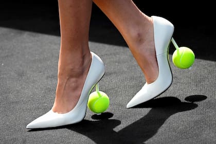 Sin embargo, lo que convirtió en viral el look de Zendaya en Roma fueron sus zapatos. La actriz lució unos stilettos blancos que, en sus largos tacos, ostentaban una pelota de tenis. El calzado también llevaba la firma de Loewe