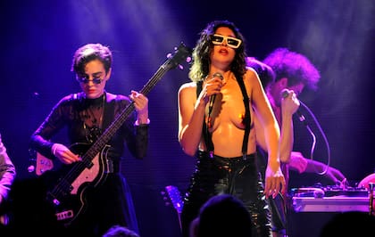 Sin embargo, y luego de que Moria Casán, su madre, dijera que se "aman profundamente", Gala desmintió la existencia de una relación romántica: “No es cierto. Rodolfo, a esta altura de mi vida, es mi familia y tenemos un vínculo muy profundo. No estamos en pareja, somos familia, parte de una misma tribu"