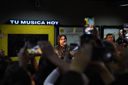 Sin esperarlo, quienes pasaron por la Estación Santa Fe-Jáuregui de la línea H del subte el martes por la mañana se encontraron con un show de Juanes