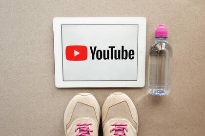 Sin gimnasios ni parques al inicio de la cuarentena, YouTube se convirtió en el personal trainer de muchos argentinos, una búsqueda que creció un 500 por ciento este año