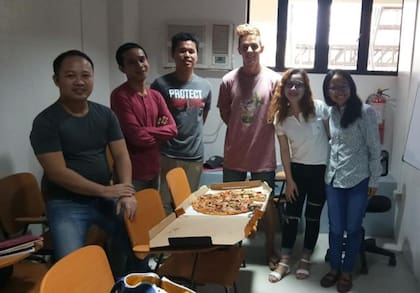 Sin haber dado nunca clases, Gonzalo trabajó como profesor de español en Filipinas.