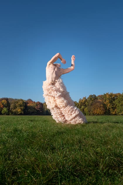 Sin haber utilizado antes una máquina de coser, el bailarín creó “una criatura mágica”, una falda que “habla por sí misma”. Estas fotos –de Marco Gorgoroso– se realizaron a fines de 2021, en uno de sus lugares favoritos en Berlín, al sudeste de la ciudad: el Treptower Park 