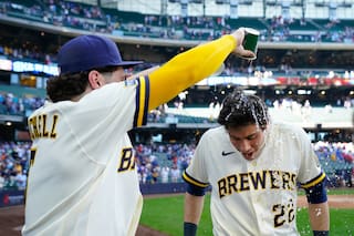 Sin hits en siete innings, Cerveceros remontan en el octavo y vencen 2-1 a Cardenales