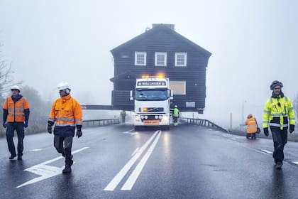 Sin importar el clima, el traslado de las viviendas no se detiene