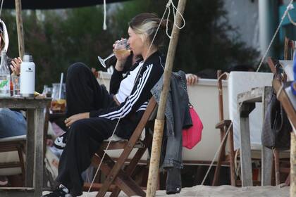 Sin importarle la mirada ajena ni los paparazzi, Lucía Celasco se mostró muy tranquila y atenta a la conversación