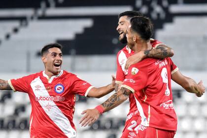 Sin jugar este martes, Argentinos Juniors obtuvo la clasificación para los octavos de final; tras perder Universidad Católica, el equipo de La Paternal será como mínimo segundo de la zona F de la Copa Libertadores.