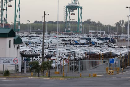 Sin la aprobación final de las SIRA, las automotrices no pueden nacionalizar los autos, que se acumularon en el puerto de Zárate durante dos meses
