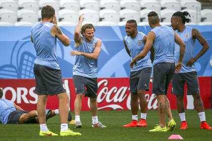Sin Lugano y con la vuelta de Suárez, Uruguay va contra Inglaterra