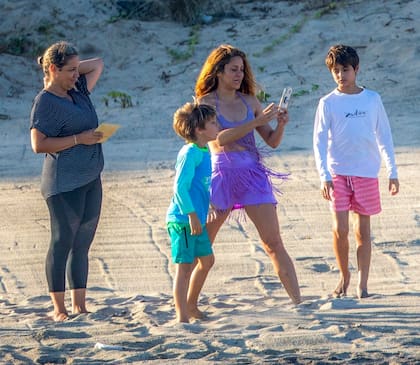 Sin maquillaje, Shakira se divierte en la playa junto a sus dos hijos, Sasha y Milan, en Cabo San Lucas, México