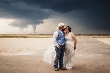 Sin miedo y con sonrisas, los novios enfrentaron el embudo en el cielo, convirtiendo su boda en una escena sacada de película