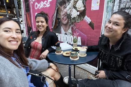 "Sin mis amigas no estaría donde estoy, ni hubiese hecho lo que hice. Es importantísimo tener un pilar que te empuja, así como para sostenerte en tus lágrimas, decepciones y alegrías”.