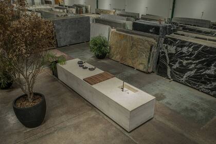 Sin nada que envidiar a las grandes ferias de diseño internacional, en De Stefano conviven el almacenamiento de las placas con cocinas realizadas de manera íntegra en piedra