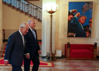 Sin nombrarlo, el monarca respondió a las críticas y posturas de Donald Trump con una estrategia de “soft power”