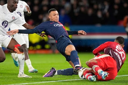 Sin novedades respecto a su futuro futbolístico, Mbappé empezó el año con la puntería intacta; viene de marcar 52 goles en 53 partidos en 2023.