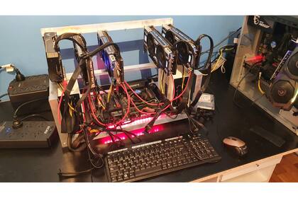 Sin pantalla; a la mina se accede por Escritorio Remoto, porque no hace otra cosa que minar bitcoins 24 horas por día