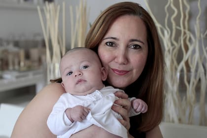 Sin pareja, Susana Scattini (45) tuvo a su hija Vera por ovodonación