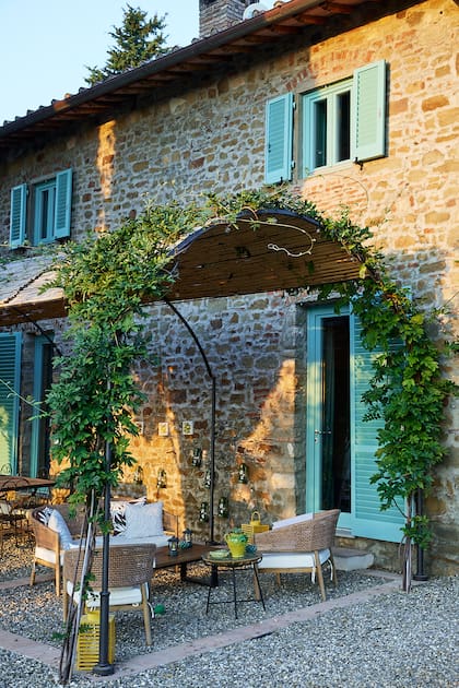 Sin perjudicar la estructura original, la pérgola habilita un nuevo espacio de uso y transforma la vista de la casa.