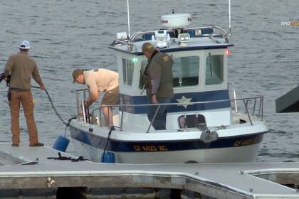 Sin pistas sobre la actriz. La policía y los rescatistas en el lago llevando las acciones de rescate