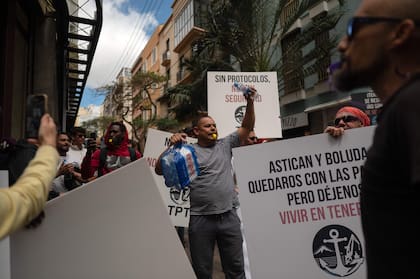"Sin protocolo, no hay seguridad", se lee en una de las pancartas en contra de la llegada del barco a España