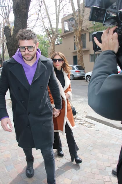 Sin querer dar demasiadas declaraciones a la prensa, Majo Martino contó cómo están viviendo este momento: “Horrible, horrible. No queremos hablar por respeto al hermano". La conductora llegó acompañada por su novio, Locho Loccisano