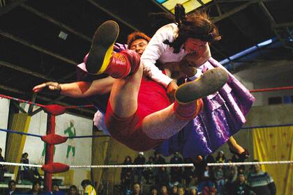 Sin rivales. Yolanda la Amorosa, cholita que supo medirse en el ring con Carmen Rosa, a punto de derribar un contendiente