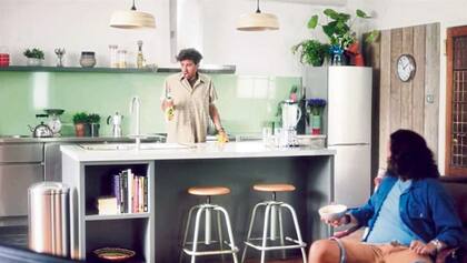 Sin roles fijos: rompiendo con la idea de que las marcas del rubro solo les hablan a las mujeres, Cif, del grupo Unilever, lanzó este aviso protagonizado por un joven que se hace cargo de las tareas de limpieza del hogar.