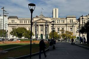 "Sin salarios dignos la UBA no funciona", la consigna que envuelve a varias edificios de la Universidad de Buenos Aires
