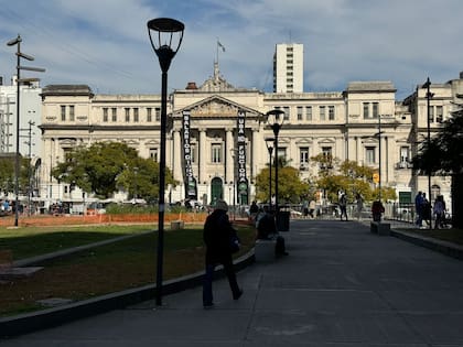 "Sin salarios dignos la UBA no funciona", la consigna que envuelve a varias edificios de la Universidad de Buenos Aires