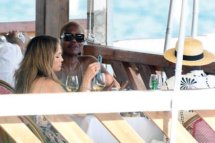 Sin su marido, Ben Affleck, la artista llegó navegando al Ristorante Lo Scoglio, en Nerano, acompañada por su equipo.