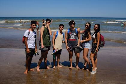 Sin sus padres, Lisandro, Tadeo, Agustin Pedro, Sofia y Alexia disfrutan de los primeros días de vacaciones en las playas de Pinamar