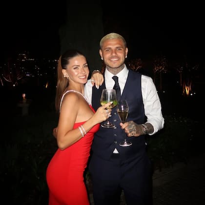 Sin sus respectivos hijos, Eugenia "China" Suárez y Mauro Icardi brindaron en Turquía