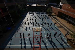 Sin TikTok ni Instagram: colegio chileno bloquea móviles e insta a jóvenes a rescatar la convivencia