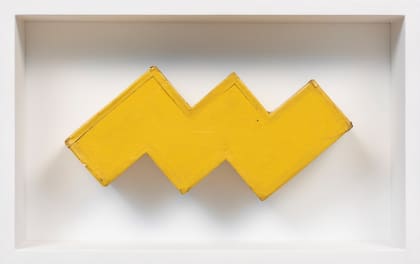 Sin título (1985), la primera obra vendida por Sergio Avello, artista fallecido en 2010. Jacoby la compró en la década de 1980 en un remate en el Taller La Zona, en el que Vivi Tellas ofició de martillera. Precio de base: 2500 dólares