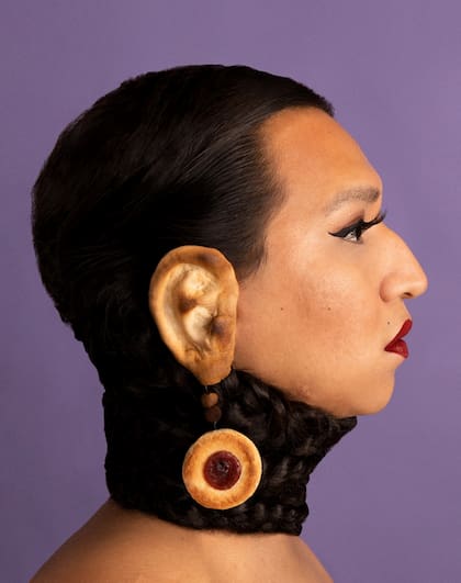 "Sin título" (2021), de La Chola Poblete, un homenaje a la obra más famosa de Eduardo Costa, Fashion Fiction, de 1966