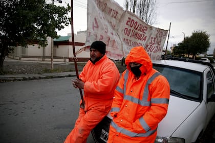 Sin trabajo: dos exempleados de Austral protestan frente a la casa de Lázaro Báez