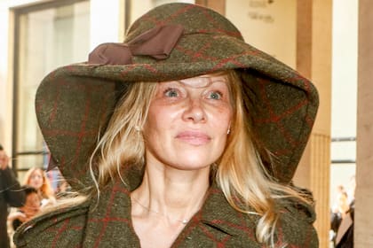 Sin una gota de maquillaje. Pamela Anderson sorprendió al asistir a la la Semana de la Moda de París a cara lavada